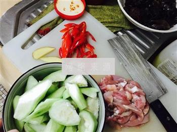 木耳八角瓜炒鸡肉的做法步骤1