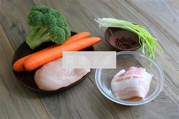 鸡肉培根蔬菜粥的做法步骤1