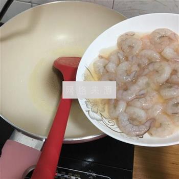 虾仁炒米粉的做法步骤3