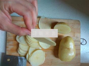炸土豆片的做法步骤2