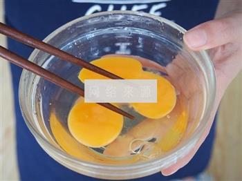 芦笋牛奶鸡蛋羹的做法步骤3