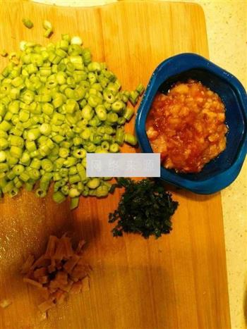 紫苏肉末培根炒豆角的做法步骤2
