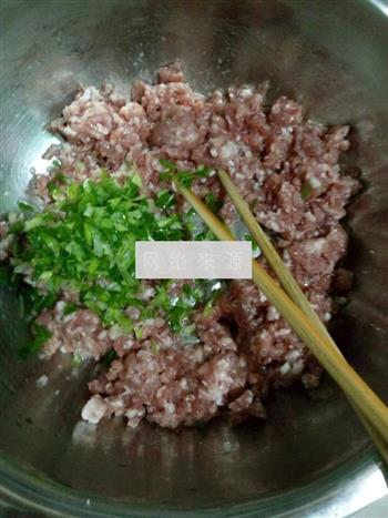 猪肉大葱水饺的做法图解1