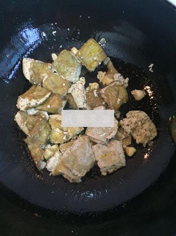 臭豆腐炒辣椒的做法步骤3