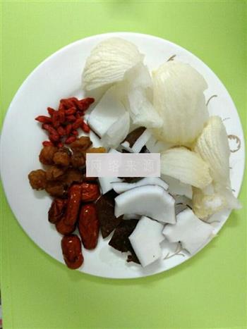 老椰子炖竹丝鸡汤的做法步骤2