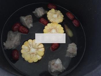 玉米红枣排骨汤的做法步骤2