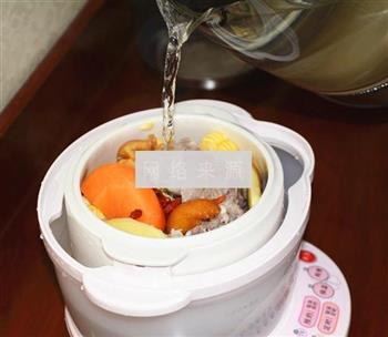 胡萝卜玉米排骨汤的做法步骤13