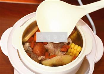 胡萝卜玉米排骨汤的做法步骤16