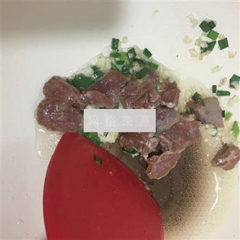 平菇炒肉片的做法图解3
