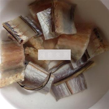 海鳗鱼干汤的做法图解1