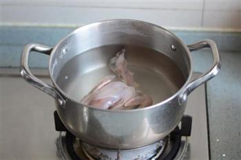 松茸鸽子汤的做法步骤3