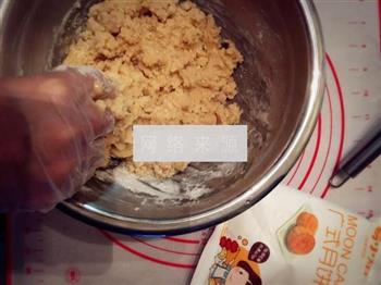 广式蛋黄豆沙月饼的做法步骤3