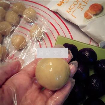 广式蛋黄豆沙月饼的做法步骤8