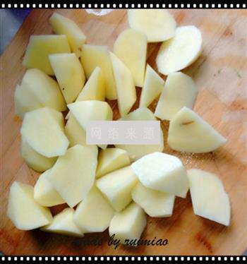 可乐鸡翅炖土豆的做法步骤2