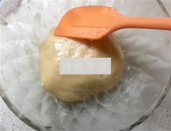 广式莲蓉蛋黄月饼的做法步骤3