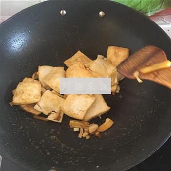 三文鱼骨煎豆腐的做法图解6