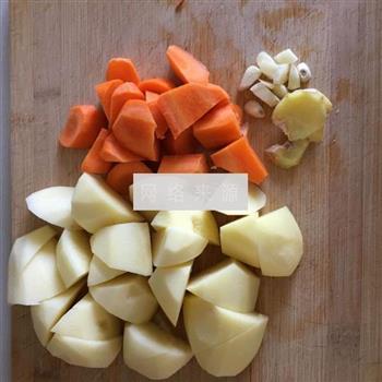 咖喱土豆炖鸡腿的做法步骤2