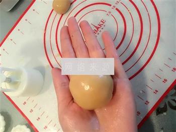 椰蓉蔓越莓奶黄月饼的做法步骤15