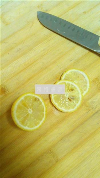 百香果柠檬水的做法步骤2