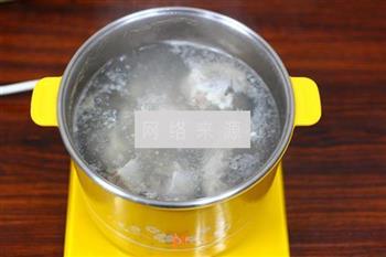 羊肚菌姬松茸杂菌汤的做法步骤3