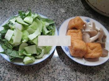 秀珍菇油豆腐炒青菜的做法步骤1
