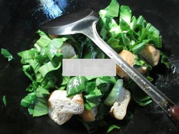 秀珍菇油豆腐炒青菜的做法步骤3