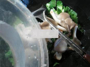 秀珍菇油豆腐炒青菜的做法步骤4