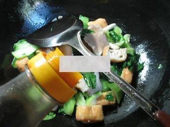 秀珍菇油豆腐炒青菜的做法步骤6