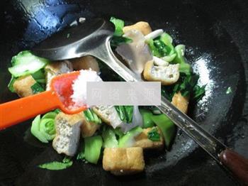 秀珍菇油豆腐炒青菜的做法步骤7