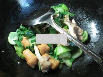 秀珍菇油豆腐炒青菜的做法步骤8