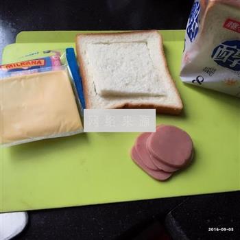 鸡蛋火腿芝士三明治的做法步骤1