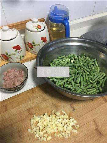 肉炒豇豆的做法图解2