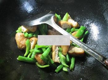 尖椒油豆腐炒梅豆的做法图解10