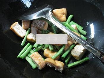 尖椒油豆腐炒梅豆的做法图解3