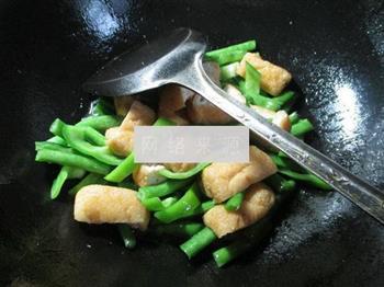 尖椒油豆腐炒梅豆的做法图解6