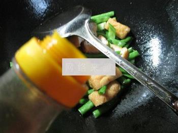 尖椒油豆腐炒梅豆的做法图解7