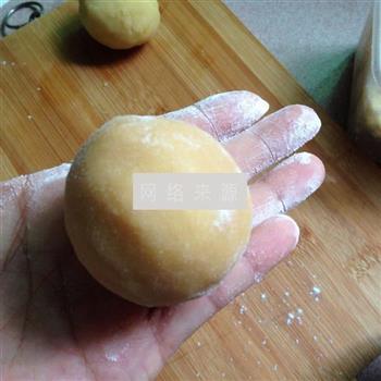 莲蓉蛋黄月饼的做法步骤10