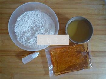 广式绿豆沙蛋黄月饼的做法步骤1