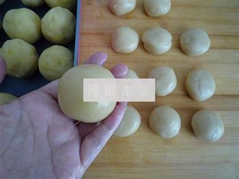 广式绿豆沙蛋黄月饼的做法步骤10