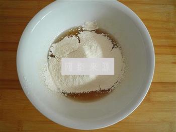 广式绿豆沙蛋黄月饼的做法图解3