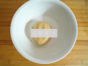 广式绿豆沙蛋黄月饼的做法步骤4