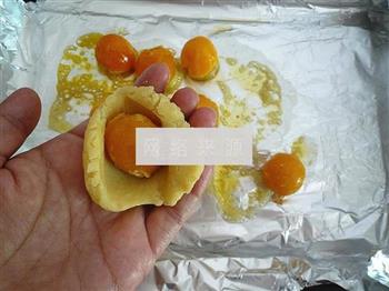 广式绿豆沙蛋黄月饼的做法步骤7