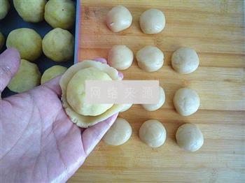 广式绿豆沙蛋黄月饼的做法步骤9