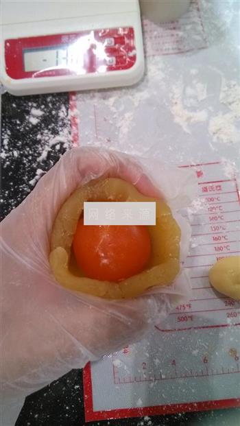蛋黄莲蓉广式月饼的做法步骤4