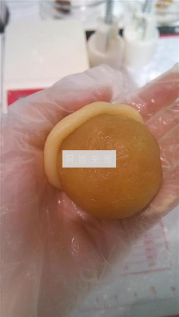 蛋黄莲蓉广式月饼的做法步骤5