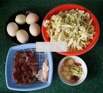 虎皮蛋肉片炒花菜的做法步骤1