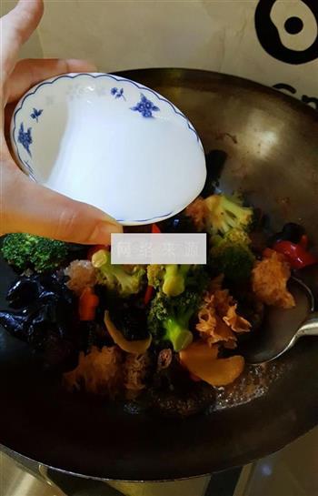蚝油烩红菇的做法图解8
