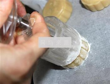 自制豆沙蛋黄月饼的做法步骤13