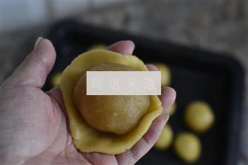 广式双蛋黄椰蓉月饼的做法步骤10