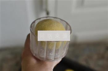 广式双蛋黄椰蓉月饼的做法步骤12